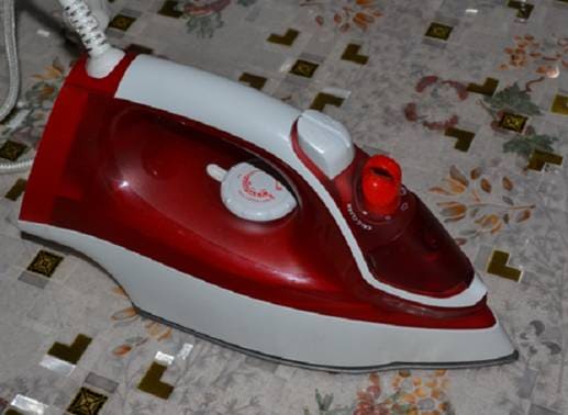 Фотография утюга Philips steam iron GC2528 справа. Фотография утюга Philips steam iron GC2528 справа.