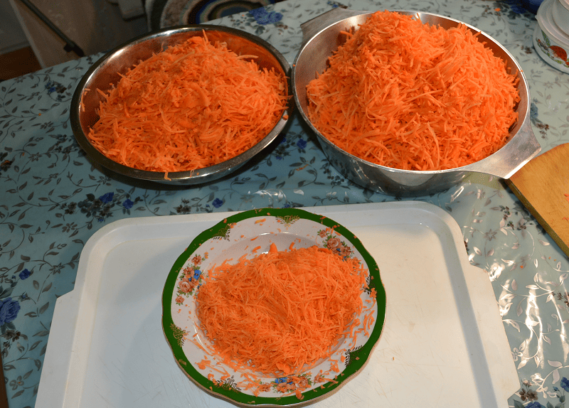 Шинкуем и замораживаем морковь. Шинкуем и замораживаем морковь.