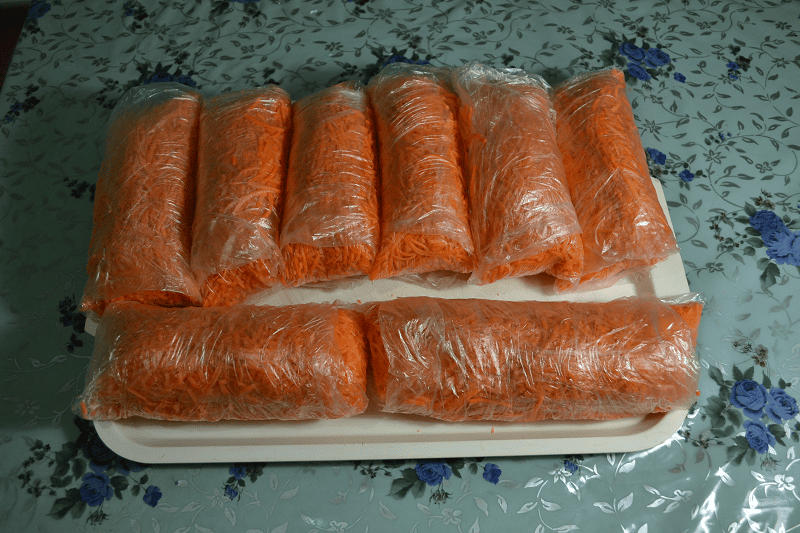 Шинкуем и замораживаем морковь. Шинкуем и замораживаем морковь.