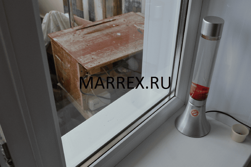 Фото откосов окна на балконе и в комнате.