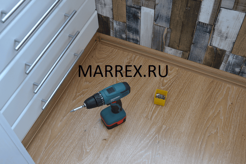 Монтаж пластиковых плинтусов на пол. Монтаж пластиковых плинтусов на пол.