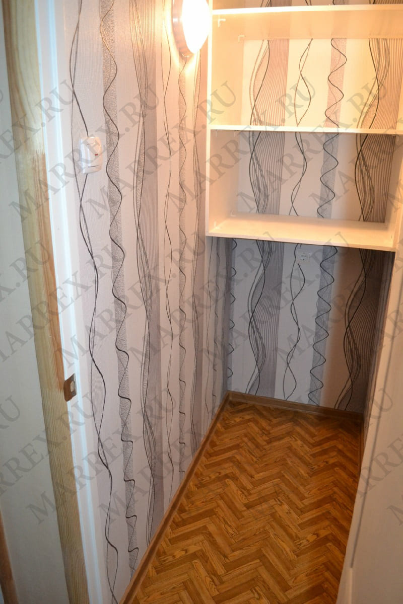 Смотрим на полки в кладовке. Смотрим на полки в кладовке.