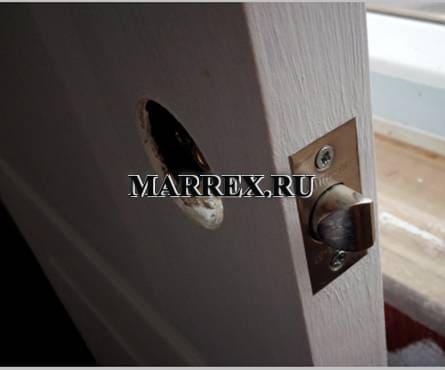 Установка ручки на межкомнатную дверь.
